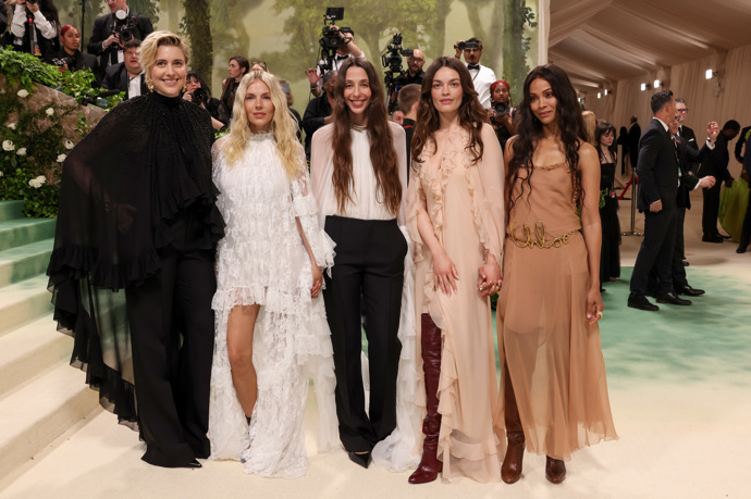  

Greta Gerwig, Sienna Miller, Chemena Kamali, Emma Mackey a Zoe Saldana v róbách Chloé
