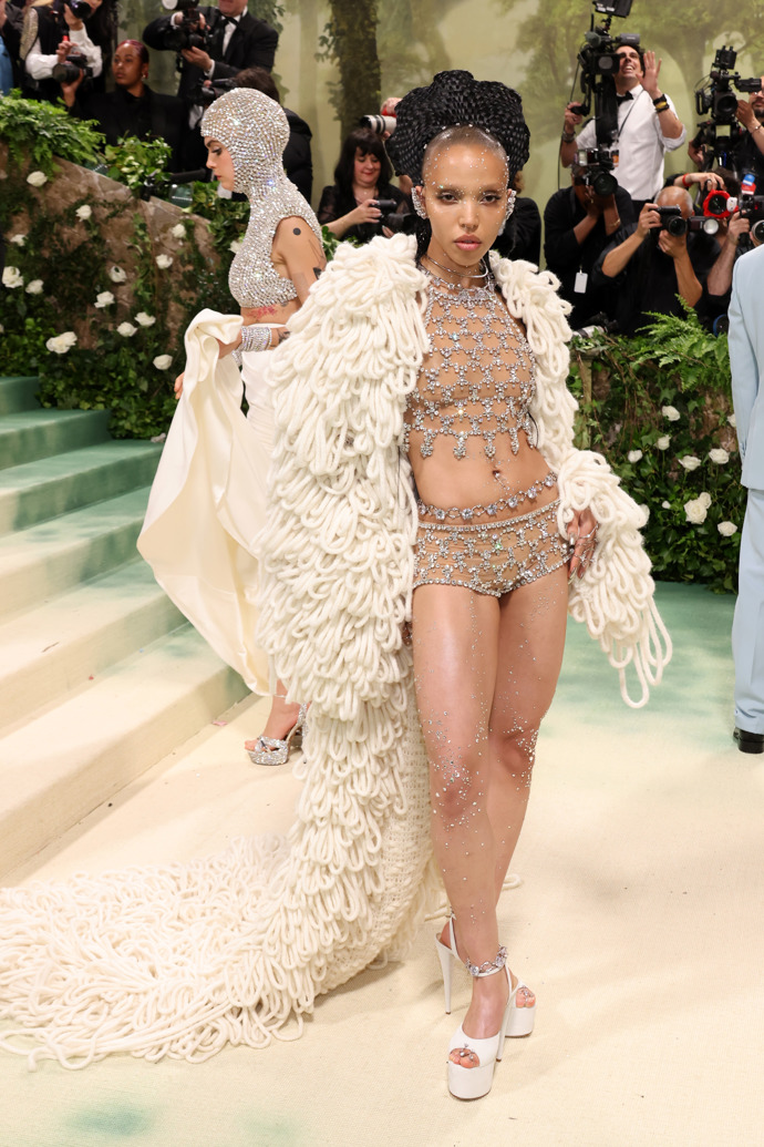  

FKA Twigs v róbě od Stelly McCartney
