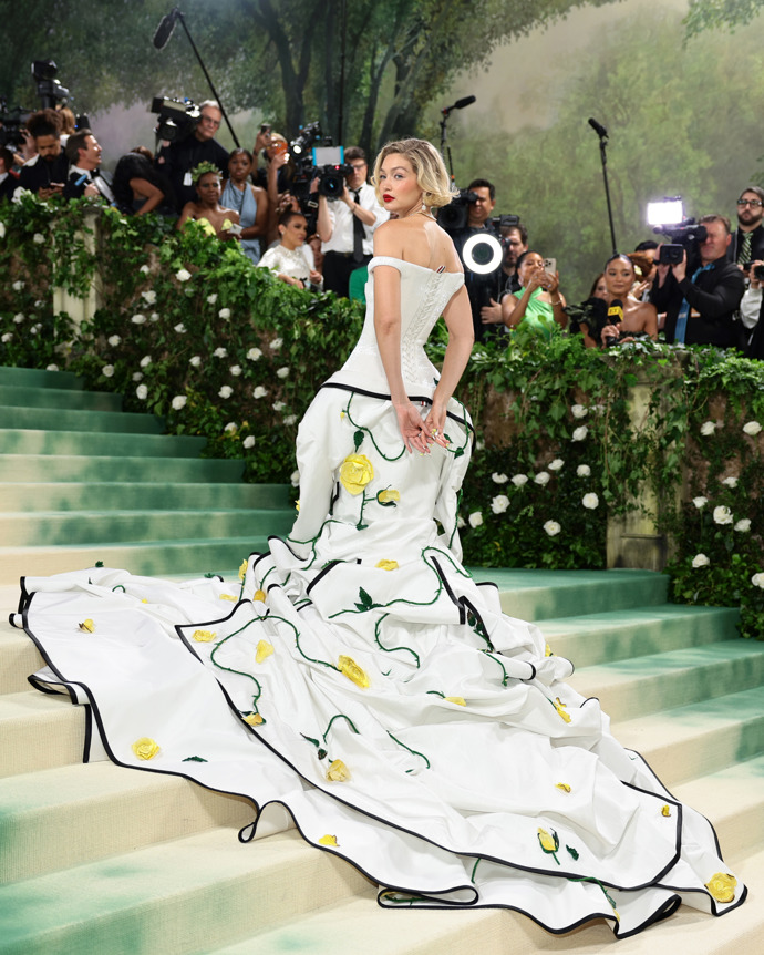  

Gigi Hadid v róbě Thom Browne
