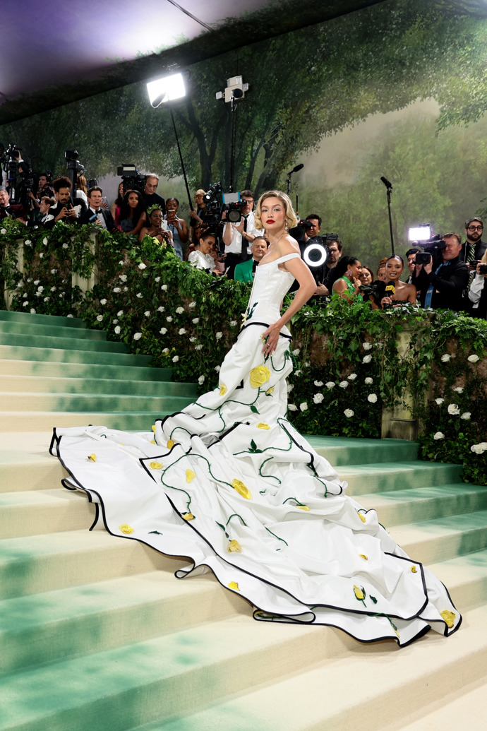  

Gigi Hadid oblékla nepřehlédnutelnou custom made róbu z dílny newyorského návrháře Thoma Browna.
