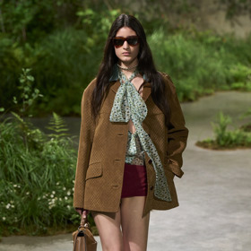 Prohlédněte si kolekci Gucci Cruise 2025...
Prohlédněte si kolekci Gucci Cruise 2025...