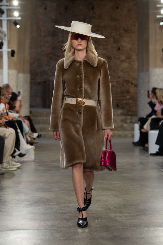 Prohlédněte si kolekci Louis Vuitton Cruise 2025...
Prohlédněte si kolekci Louis Vuitton Cruise 2025...