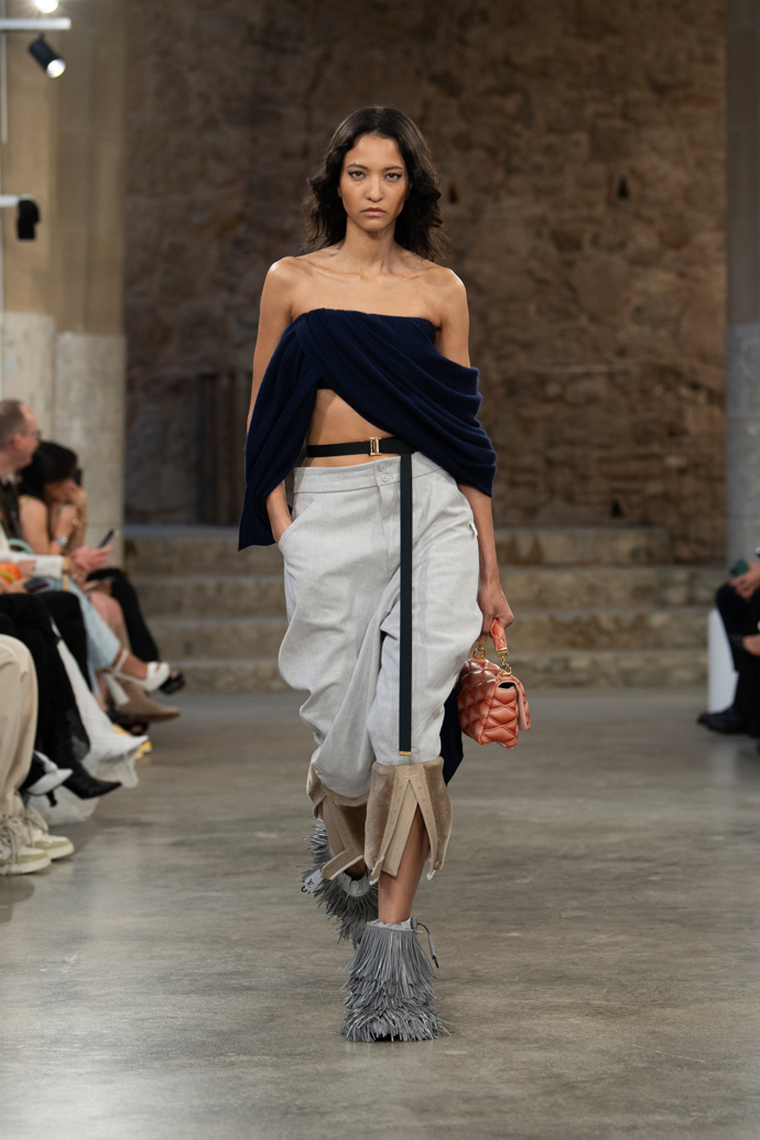 Prohlédněte si kolekci Louis Vuitton Cruise 2025...
Prohlédněte si kolekci Louis Vuitton Cruise 2025...