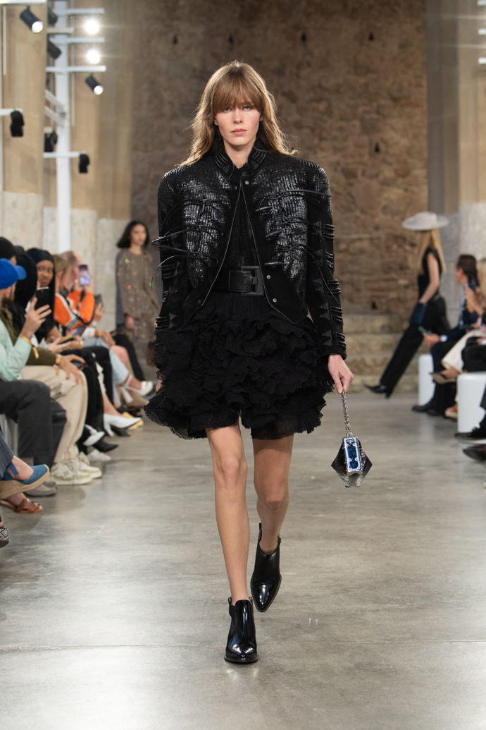 Prohlédněte si kolekci Louis Vuitton Cruise 2025...
Prohlédněte si kolekci Louis Vuitton Cruise 2025...