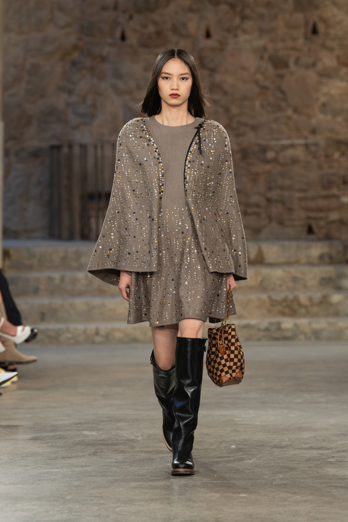 Prohlédněte si kolekci Louis Vuitton Cruise 2025...
Prohlédněte si kolekci Louis Vuitton Cruise 2025...
