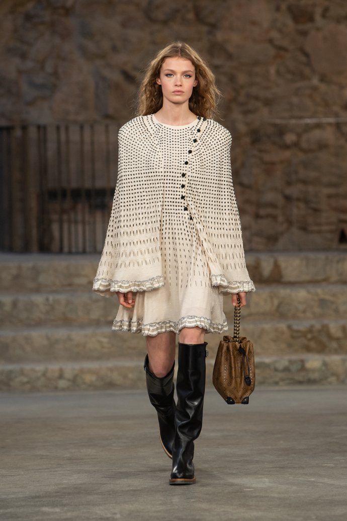 Prohlédněte si kolekci Louis Vuitton Cruise 2025...
Prohlédněte si kolekci Louis Vuitton Cruise 2025...
