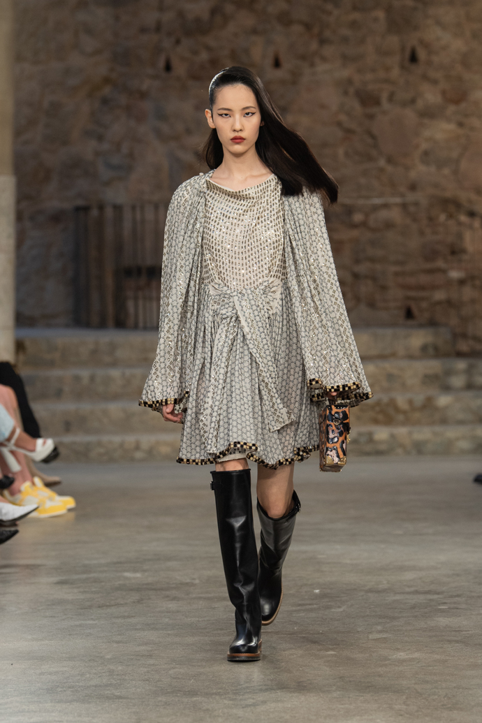 Prohlédněte si kolekci Louis Vuitton Cruise 2025...
Prohlédněte si kolekci Louis Vuitton Cruise 2025...