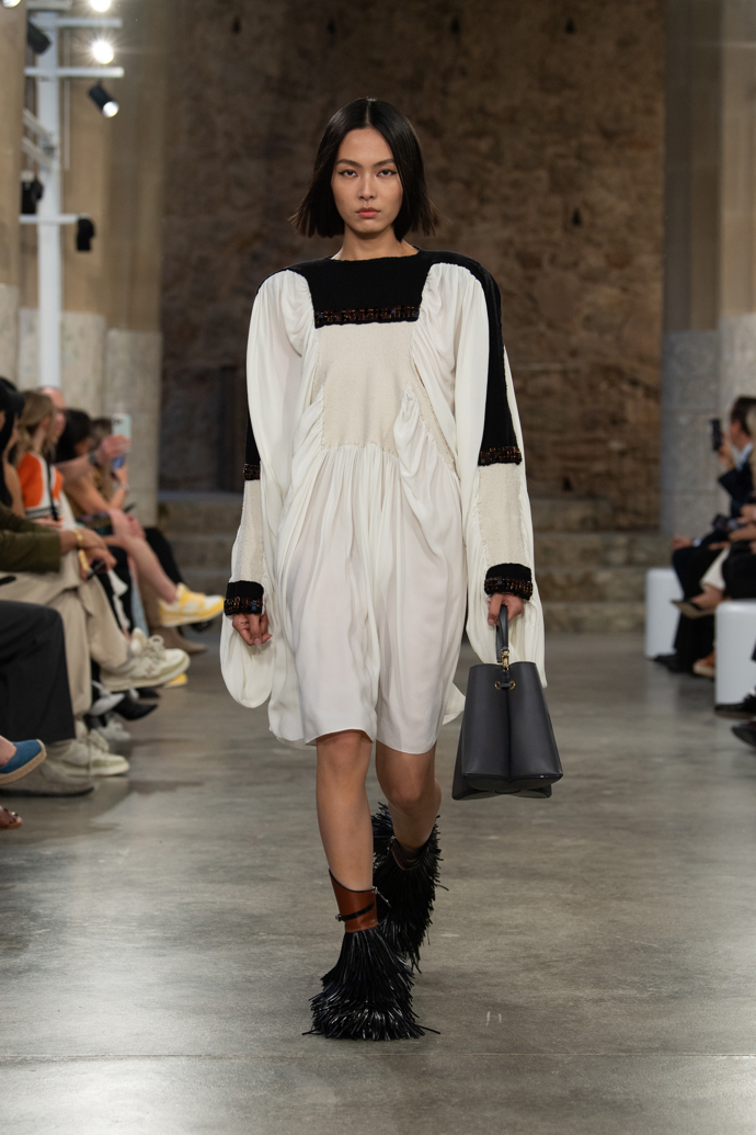 Prohlédněte si kolekci Louis Vuitton Cruise 2025...
Prohlédněte si kolekci Louis Vuitton Cruise 2025...