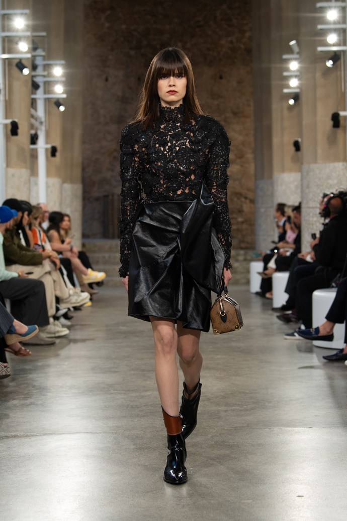 Prohlédněte si kolekci Louis Vuitton Cruise 2025...
Prohlédněte si kolekci Louis Vuitton Cruise 2025...