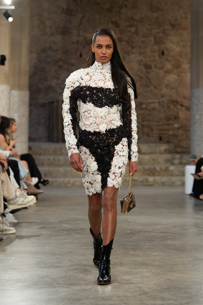 Prohlédněte si kolekci Louis Vuitton Cruise 2025...
Prohlédněte si kolekci Louis Vuitton Cruise 2025...