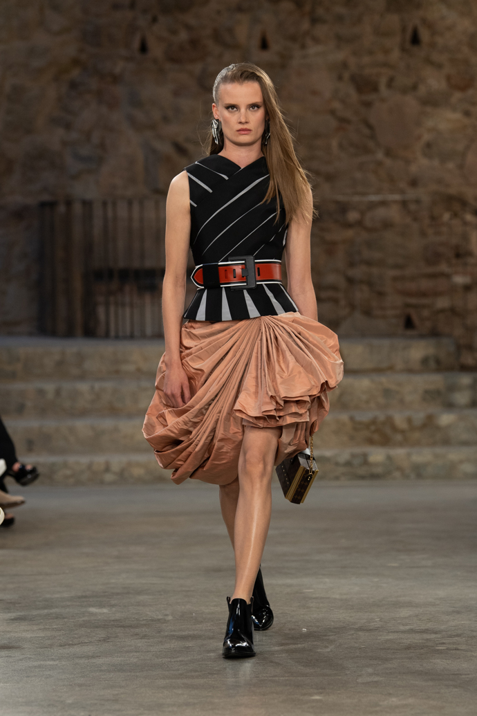 Prohlédněte si kolekci Louis Vuitton Cruise 2025...
Prohlédněte si kolekci Louis Vuitton Cruise 2025...