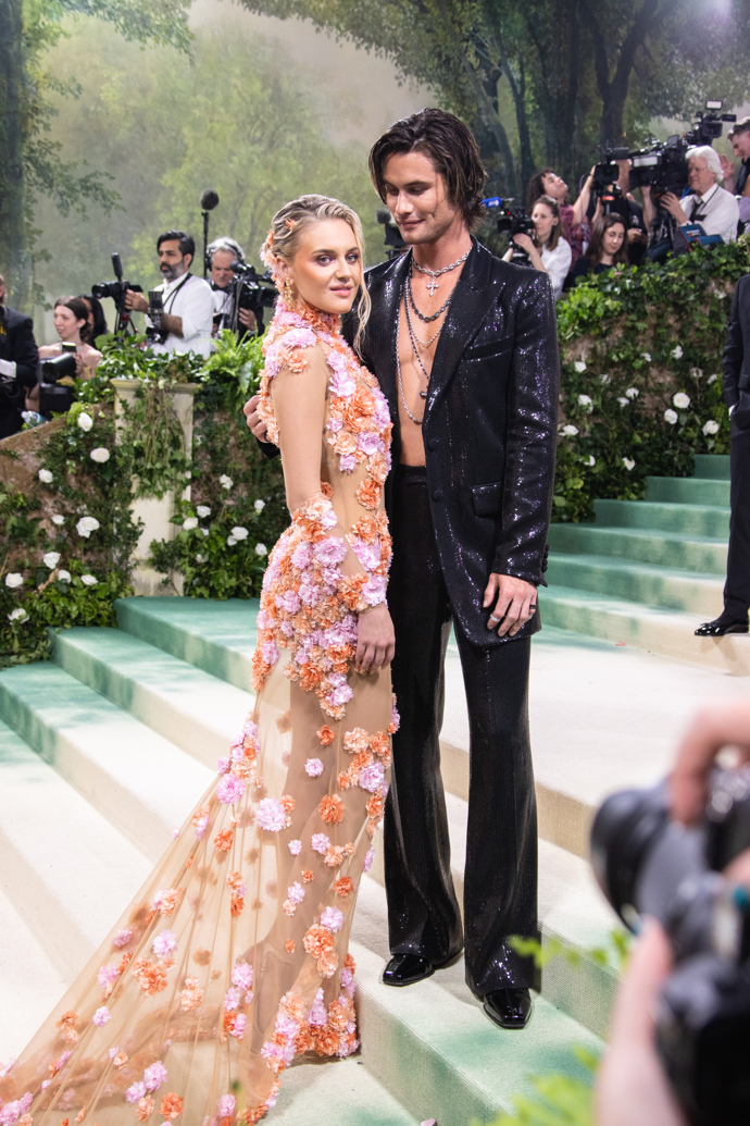  

Kelsea Ballerini a Chase Stokes v róbě Michael Kors
