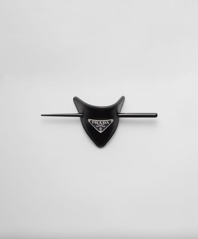  

Leather hair clip, Prada, 10 000 Kč
