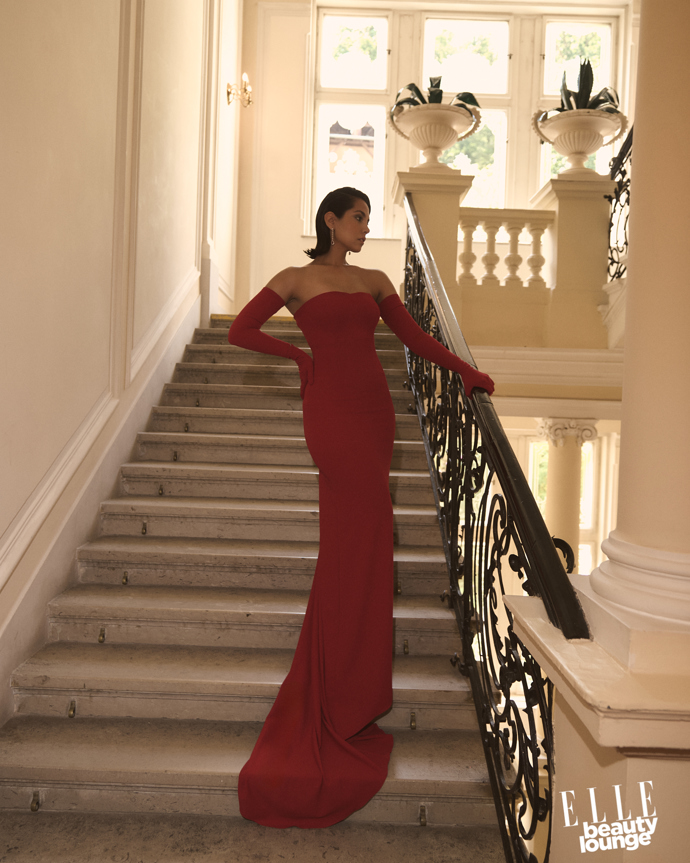 Zea v šatech Anamé

Make-up: Armani Beauty / Douglas

Vlasy: Wella
