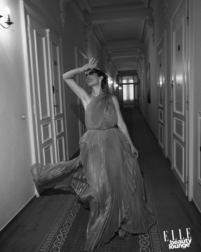 Hana Vagnerová v šatech J'Amemme

Make-up: Armani Beauty / Douglas

Vlasy: Wella
