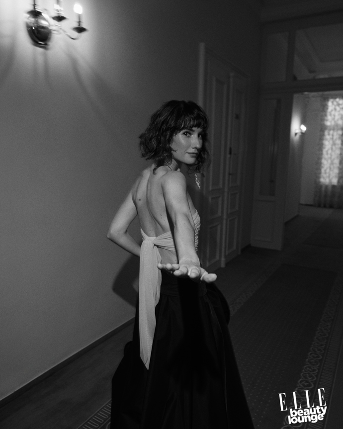Eliška Křenková v zavazovacím topu a maxi sukni

Make-up: Armani Beauty / Douglas

Vlasy: Wella
