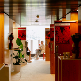 ELLE Beauty Lounge Red ELLE Beauty Lounge Red