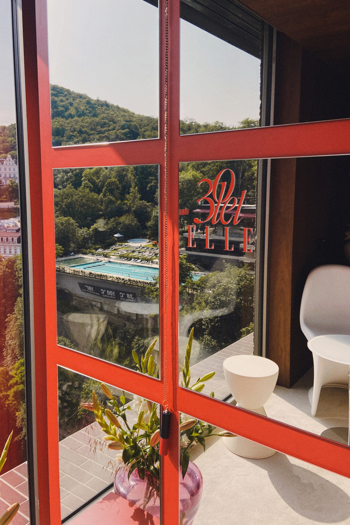 ELLE Beauty Lounge Red
