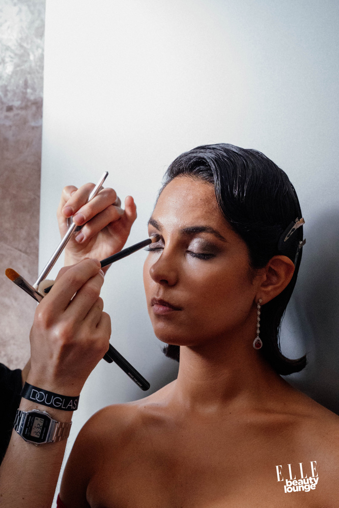 O make-up se starají vizážisti Douglas a Giorgio Armani. 
