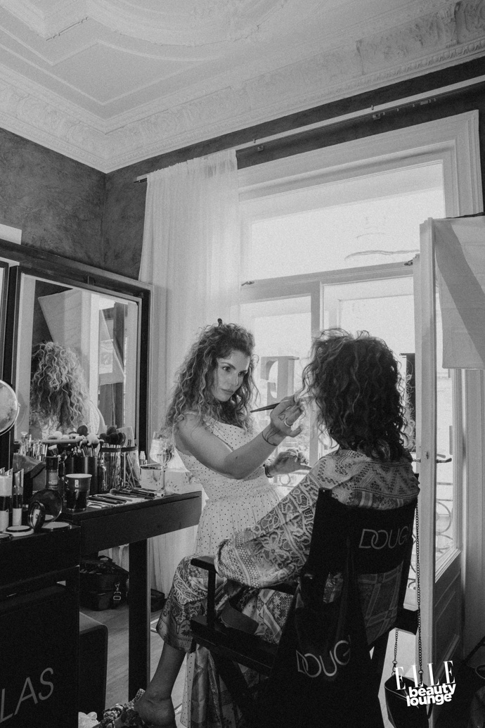 O make-up se starají vizážisti Douglas a Giorgio Armani. 
