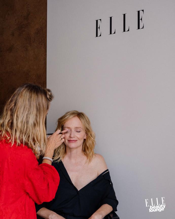 O make-up se starají vizážisti Douglas a Giorgio Armani. 
