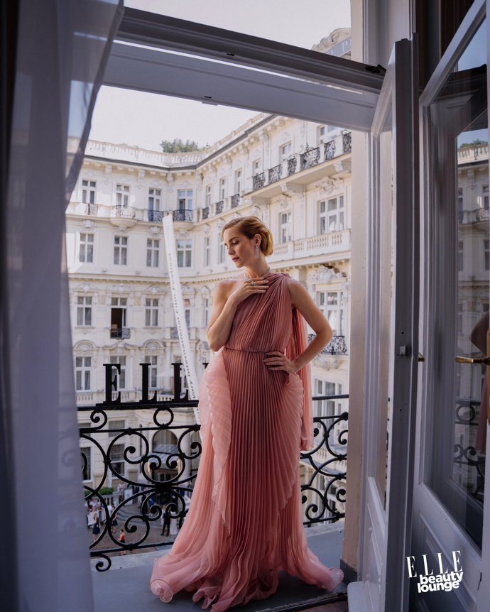 Hana Vagnerová v šatech J'Amemme

Make-up: Armani Beauty / Douglas

Vlasy: Wella
