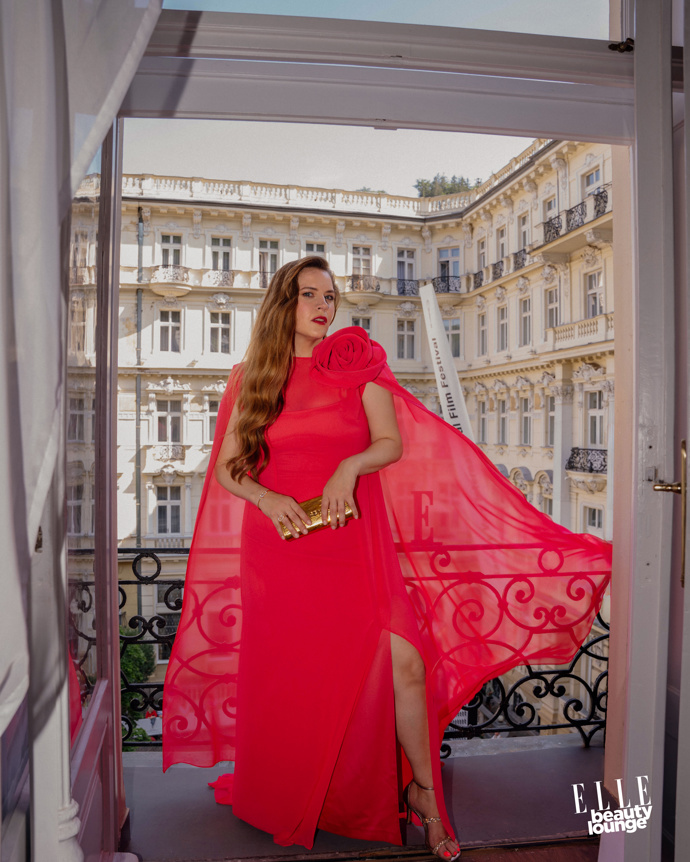 Petra Nesvačilová v šatech od Tatiany Kovaříkové

Make-up: Armani Beauty / Douglas

Vlasy: Wella
