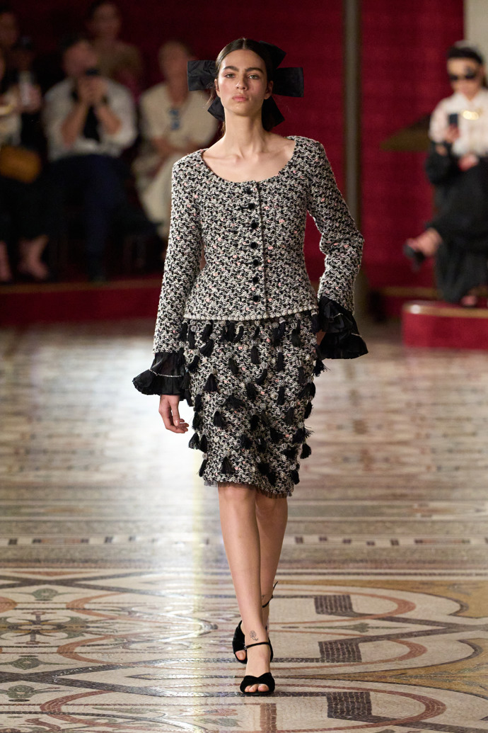 Prohlédněte si kolekci Chanel Haute Couture Fall-Winter 24-25...
Prohlédněte si kolekci Chanel Haute Couture Fall-Winter 24-25...
