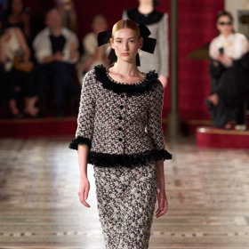  

Prohlédněte si kolekci Chanel Haute Couture Fall-Winter 24-25...
