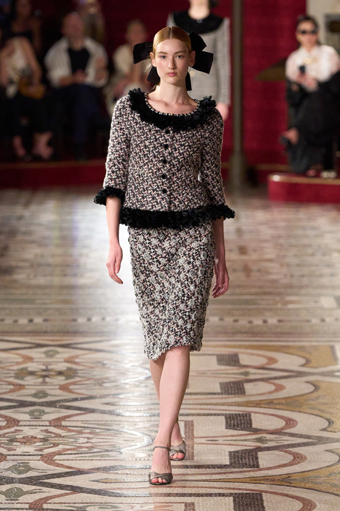 Prohlédněte si kolekci Chanel Haute Couture Fall-Winter 24-25...
Prohlédněte si kolekci Chanel Haute Couture Fall-Winter 24-25...
