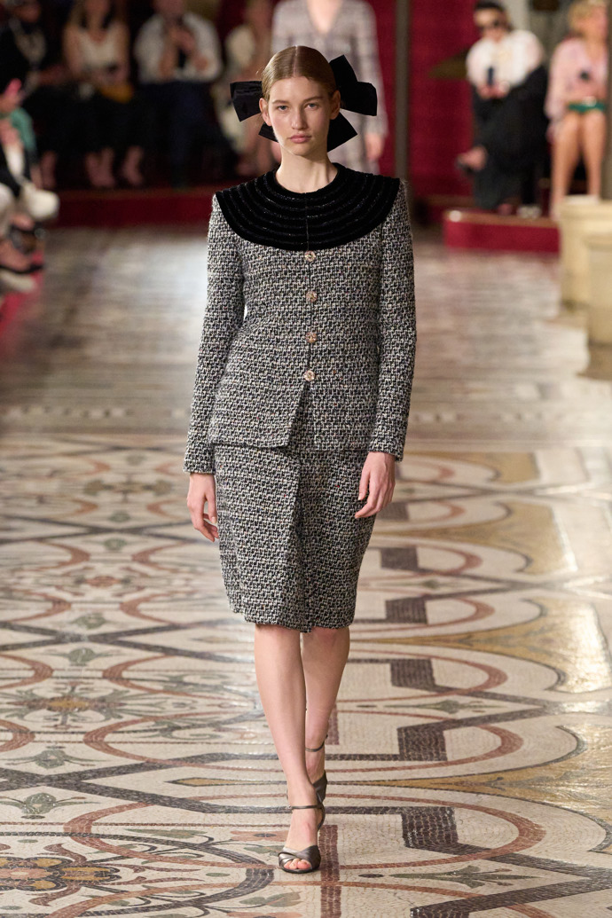 Prohlédněte si kolekci Chanel Haute Couture Fall-Winter 24-25...
Prohlédněte si kolekci Chanel Haute Couture Fall-Winter 24-25...