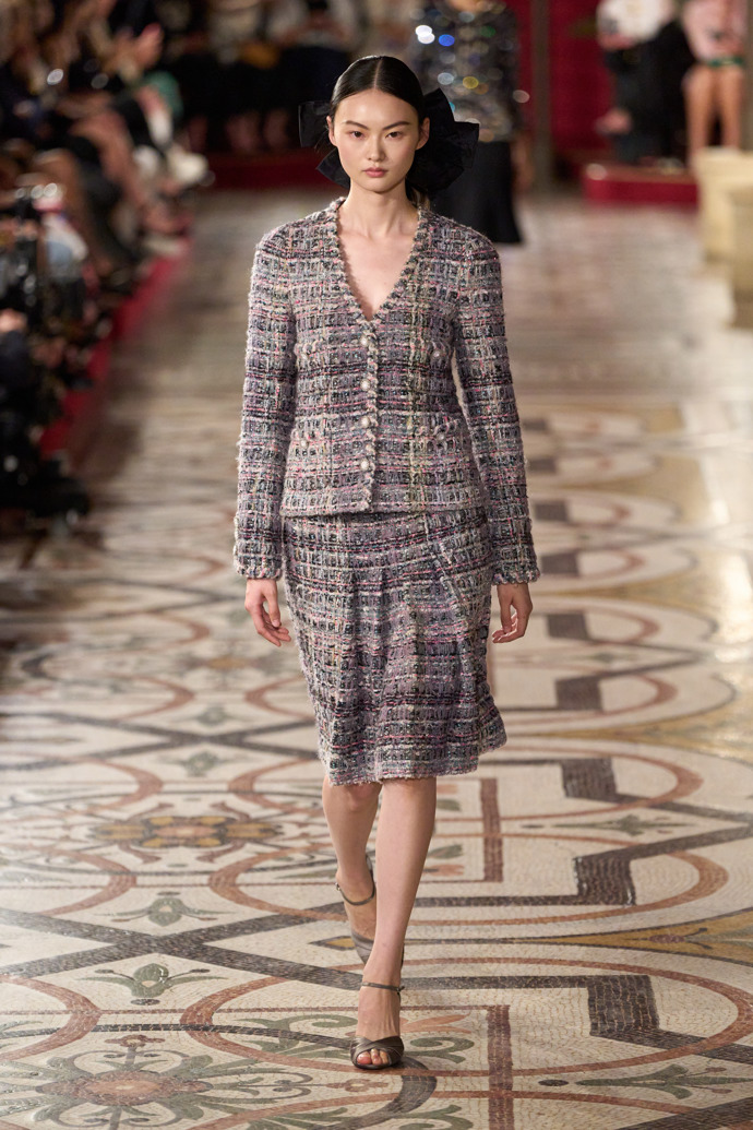 Prohlédněte si kolekci Chanel Haute Couture Fall-Winter 24-25...
Prohlédněte si kolekci Chanel Haute Couture Fall-Winter 24-25...