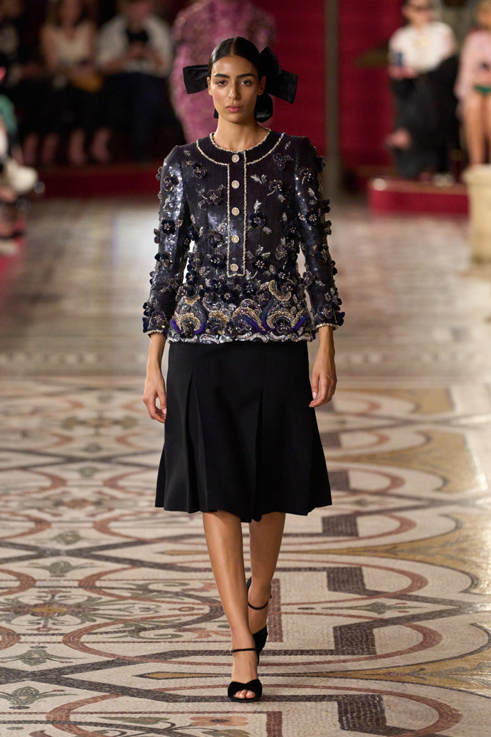 Prohlédněte si kolekci Chanel Haute Couture Fall-Winter 24-25...
Prohlédněte si kolekci Chanel Haute Couture Fall-Winter 24-25...