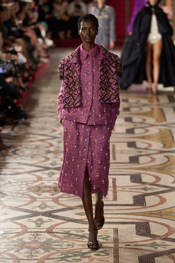 Prohlédněte si kolekci Chanel Haute Couture Fall-Winter 24-25...
Prohlédněte si kolekci Chanel Haute Couture Fall-Winter 24-25...