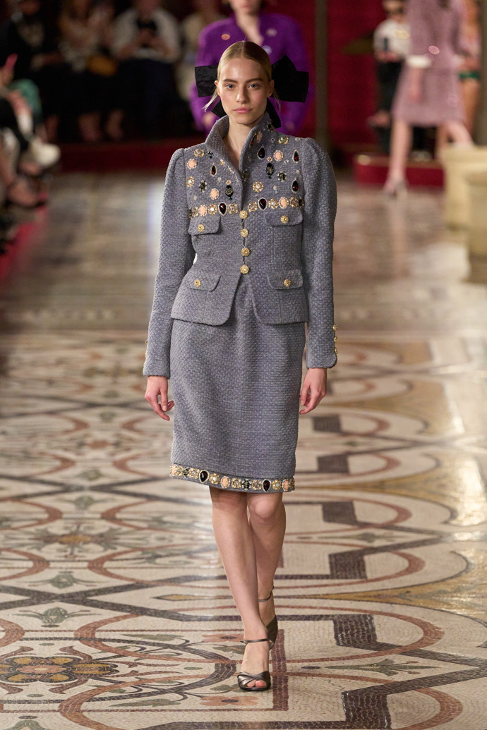 Prohlédněte si kolekci Chanel Haute Couture Fall-Winter 24-25...
Prohlédněte si kolekci Chanel Haute Couture Fall-Winter 24-25...