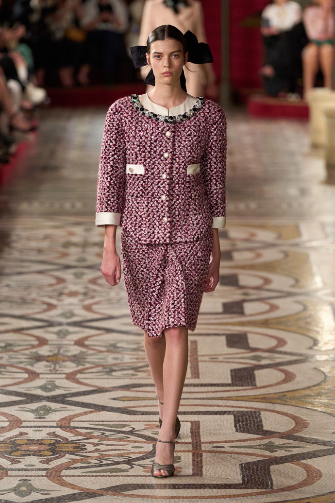 Prohlédněte si kolekci Chanel Haute Couture Fall-Winter 24-25...
Prohlédněte si kolekci Chanel Haute Couture Fall-Winter 24-25...