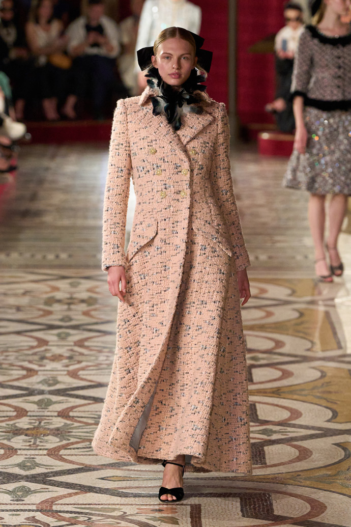 Prohlédněte si kolekci Chanel Haute Couture Fall-Winter 24-25...
Prohlédněte si kolekci Chanel Haute Couture Fall-Winter 24-25...