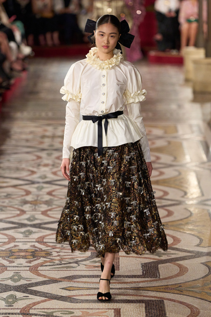 Prohlédněte si kolekci Chanel Haute Couture Fall-Winter 24-25...
Prohlédněte si kolekci Chanel Haute Couture Fall-Winter 24-25...