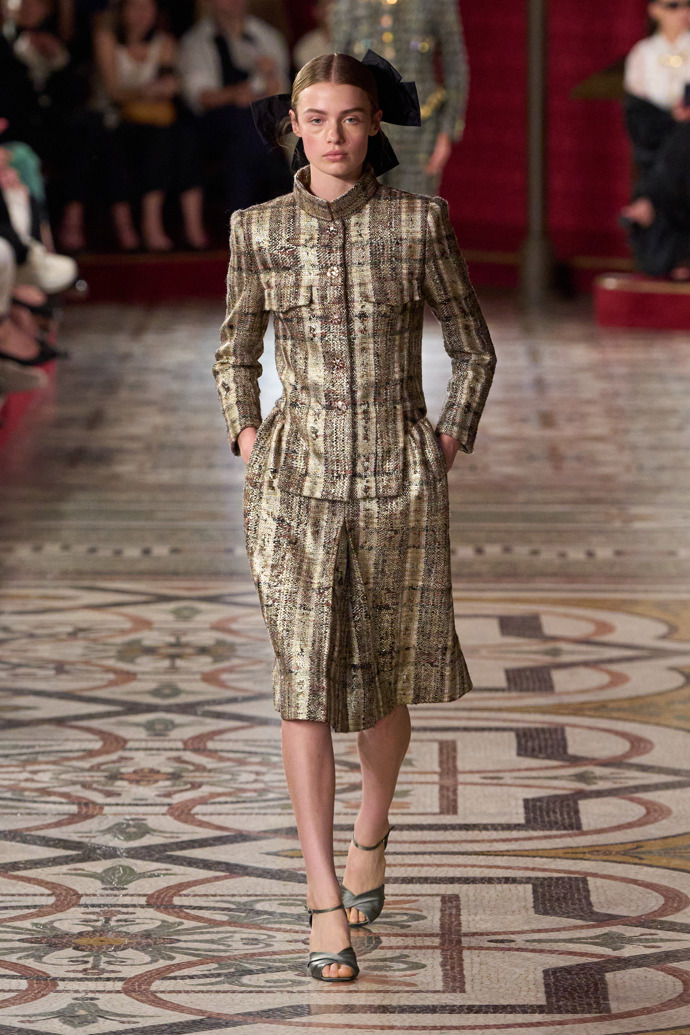 Prohlédněte si kolekci Chanel Haute Couture Fall-Winter 24-25...
Prohlédněte si kolekci Chanel Haute Couture Fall-Winter 24-25...
