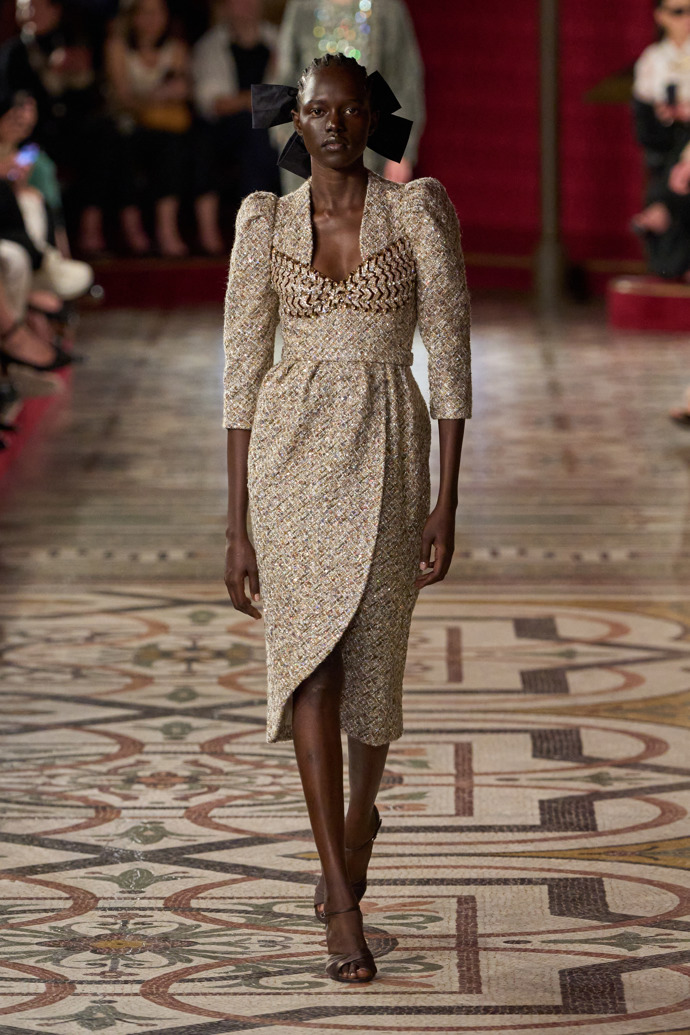 Prohlédněte si kolekci Chanel Haute Couture Fall-Winter 24-25...
Prohlédněte si kolekci Chanel Haute Couture Fall-Winter 24-25...