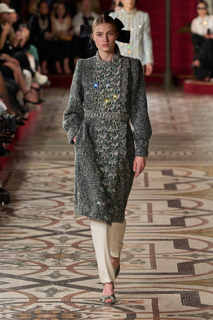 Prohlédněte si kolekci Chanel Haute Couture Fall-Winter 24-25...
Prohlédněte si kolekci Chanel Haute Couture Fall-Winter 24-25...