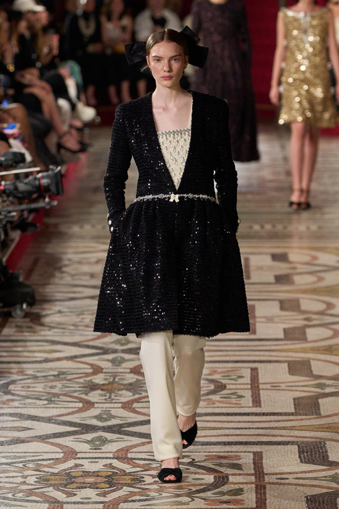 Prohlédněte si kolekci Chanel Haute Couture Fall-Winter 24-25...
Prohlédněte si kolekci Chanel Haute Couture Fall-Winter 24-25...