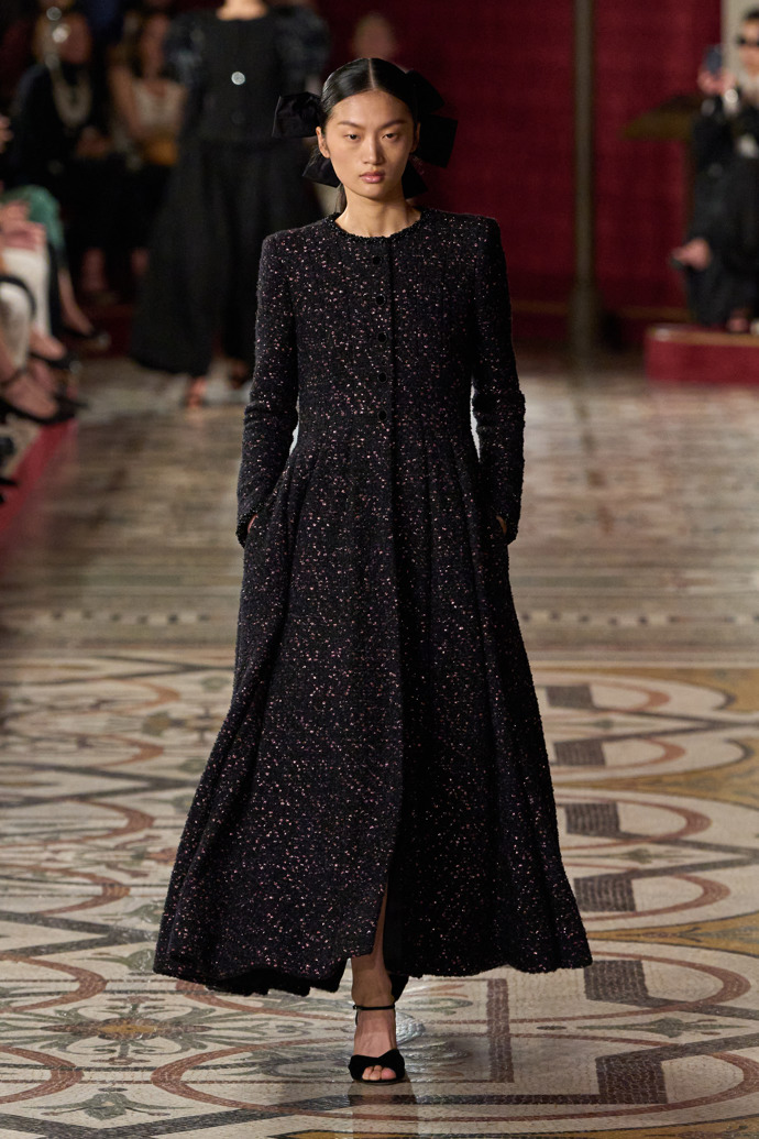Prohlédněte si kolekci Chanel Haute Couture Fall-Winter 24-25...
Prohlédněte si kolekci Chanel Haute Couture Fall-Winter 24-25...