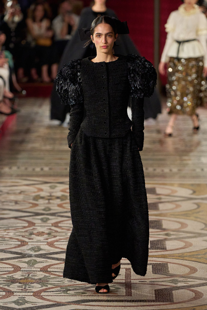 Prohlédněte si kolekci Chanel Haute Couture Fall-Winter 24-25...
Prohlédněte si kolekci Chanel Haute Couture Fall-Winter 24-25...