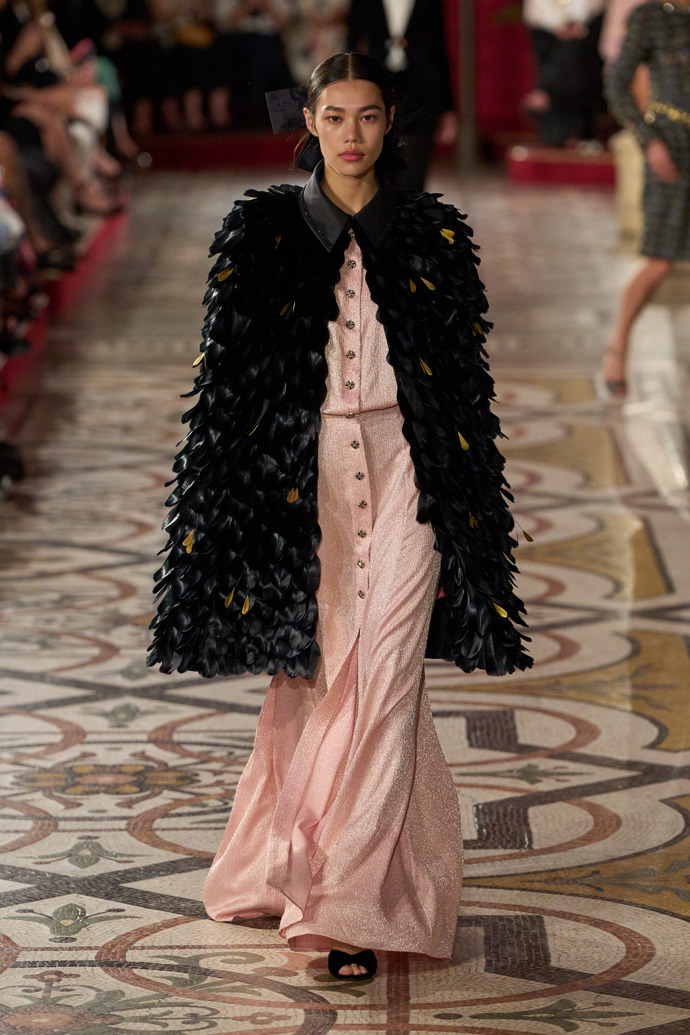 Prohlédněte si kolekci Chanel Haute Couture Fall-Winter 24-25...
Prohlédněte si kolekci Chanel Haute Couture Fall-Winter 24-25...