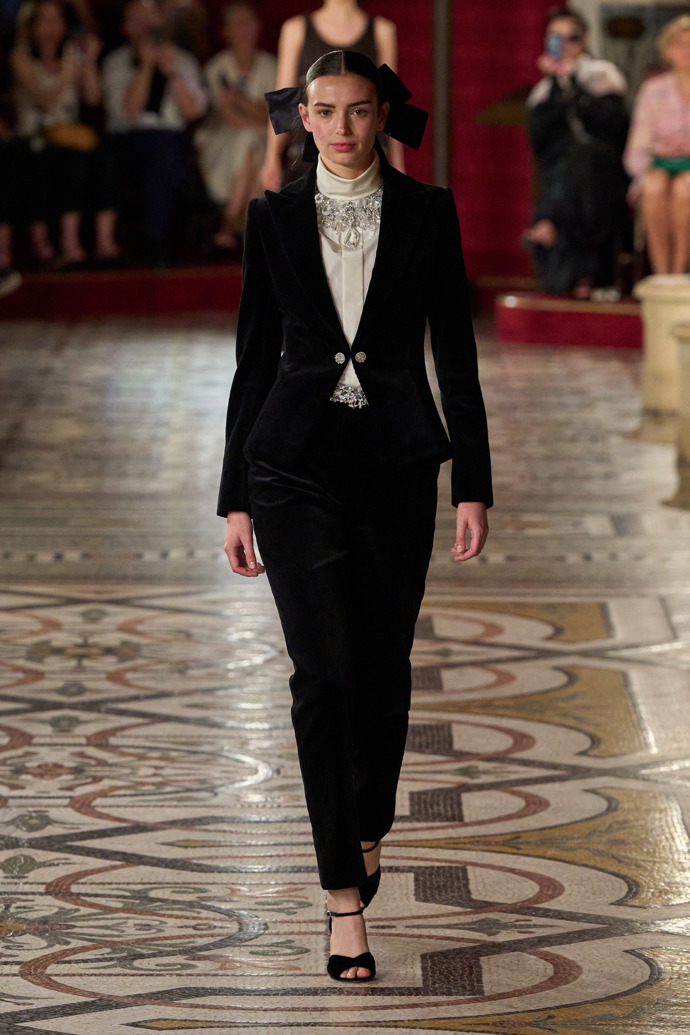 Prohlédněte si kolekci Chanel Haute Couture Fall-Winter 24-25...
Prohlédněte si kolekci Chanel Haute Couture Fall-Winter 24-25...