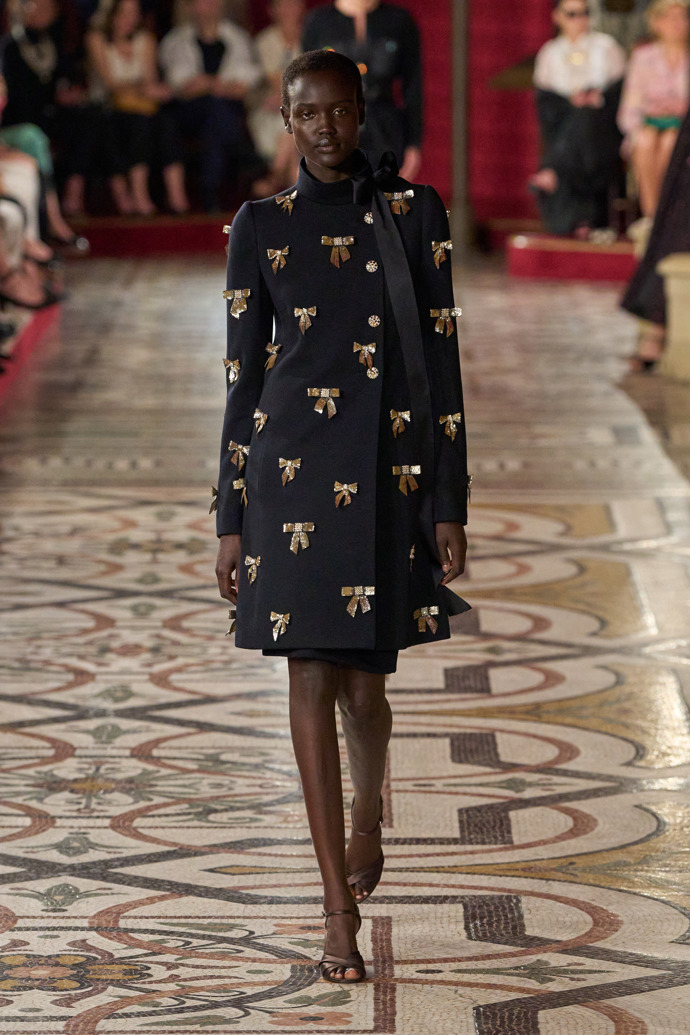 Prohlédněte si kolekci Chanel Haute Couture Fall-Winter 24-25...
Prohlédněte si kolekci Chanel Haute Couture Fall-Winter 24-25...