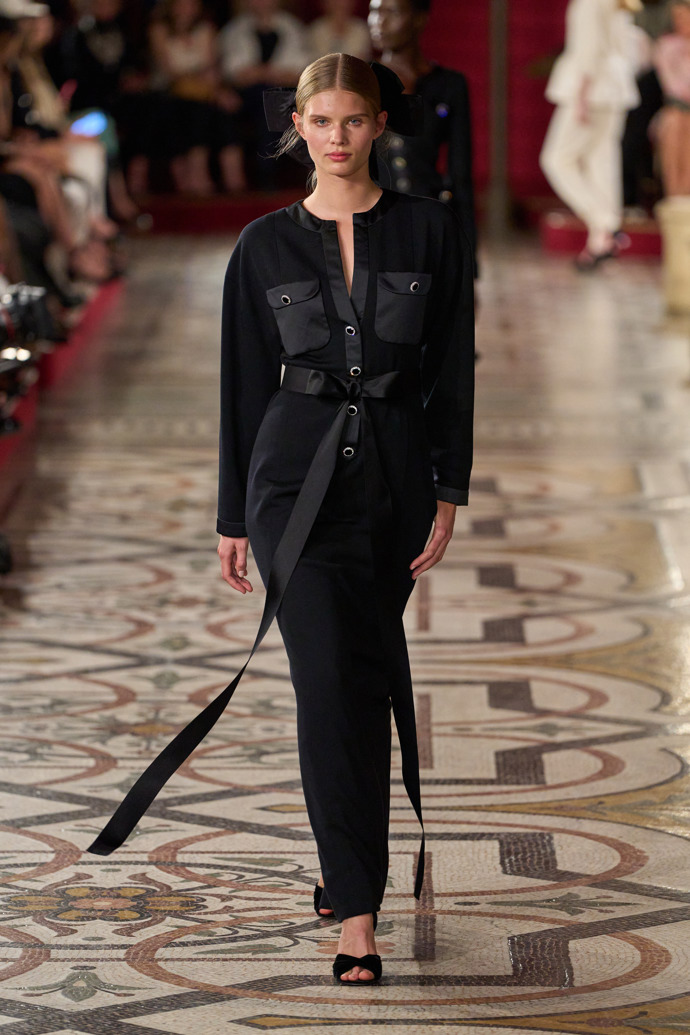 Prohlédněte si kolekci Chanel Haute Couture Fall-Winter 24-25...
Prohlédněte si kolekci Chanel Haute Couture Fall-Winter 24-25...