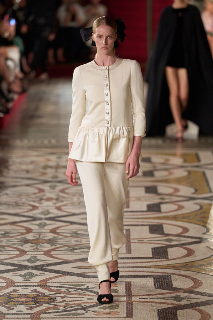 Prohlédněte si kolekci Chanel Haute Couture Fall-Winter 24-25...
Prohlédněte si kolekci Chanel Haute Couture Fall-Winter 24-25...