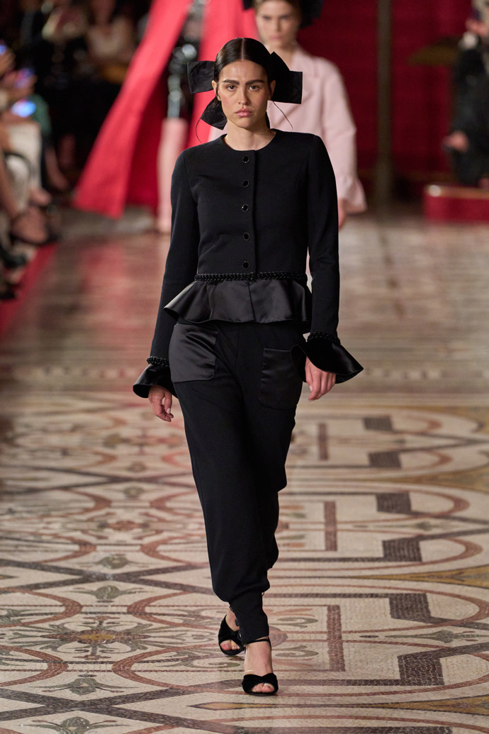 Prohlédněte si kolekci Chanel Haute Couture Fall-Winter 24-25...
Prohlédněte si kolekci Chanel Haute Couture Fall-Winter 24-25...